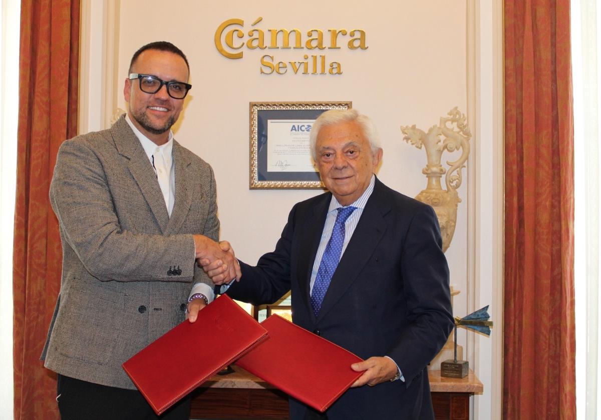 Javier Esteban, director de Icónica, y Francisco Herrero, presidente de la Cámara de Comercio de Sevilla