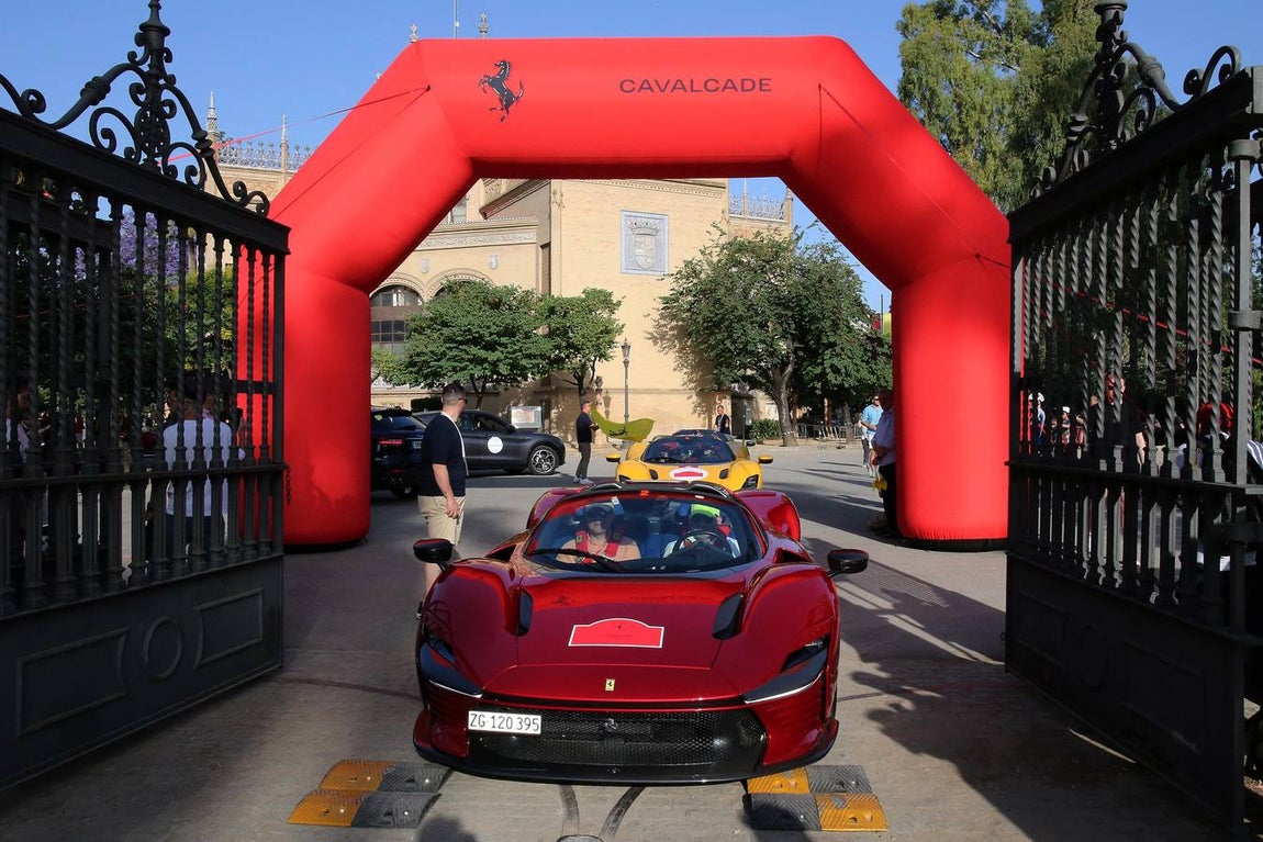 Los modelos aparcados y rumbo al viaje que los ha llegado, en esta ocasión, a Osuna