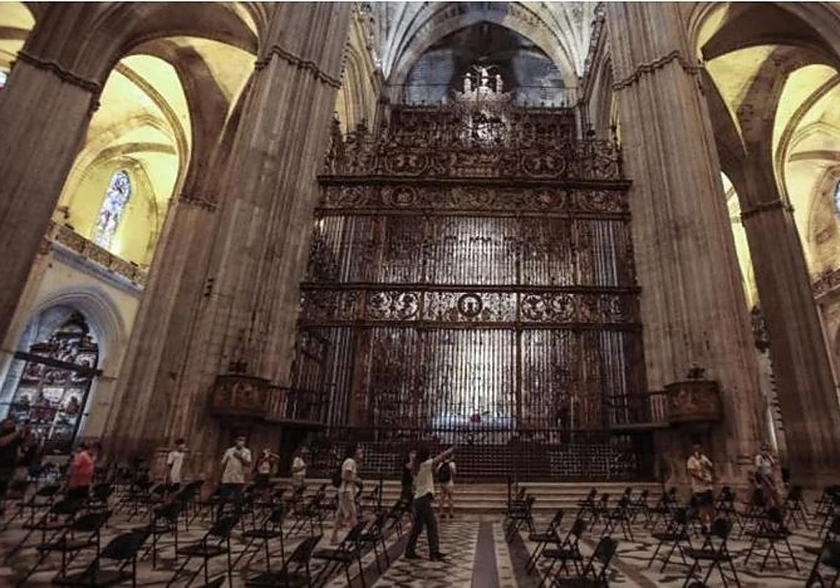Visitantes de la Catedral junto a la capilla mayor del templo metropolitano