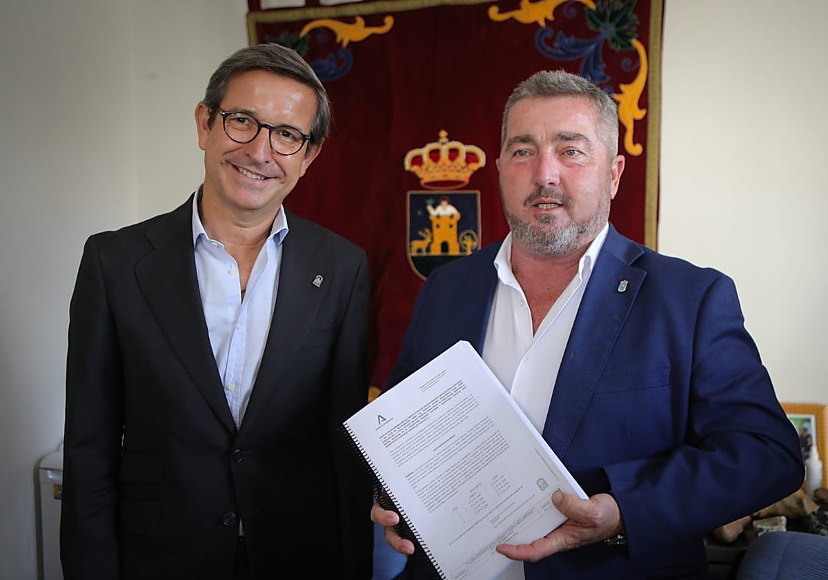 El consejero de Industria, Energía y Minas, Jorge Paradela, y el alcalde del Aznalcóllar, Juan José Fernández