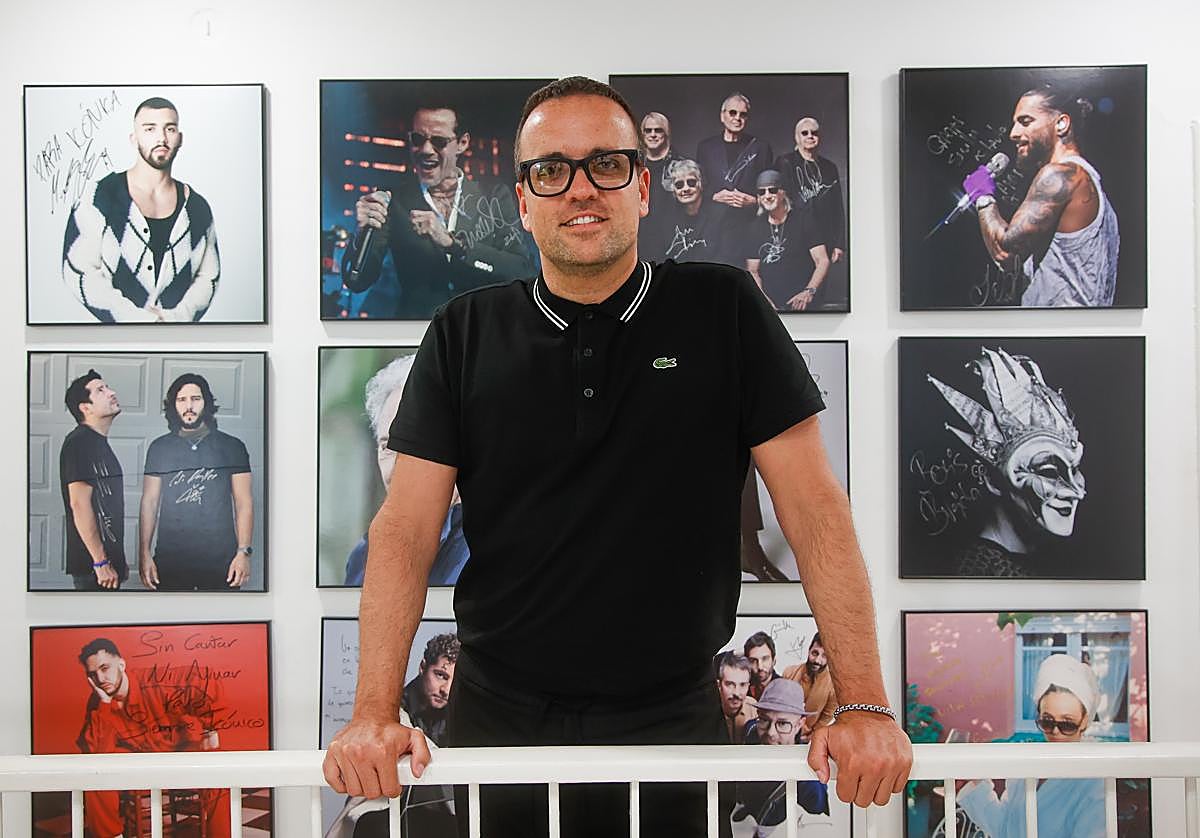 Javier Esteban, en la oficina de Green Cow. Detrás, algunos de los artistas 'icónicos'