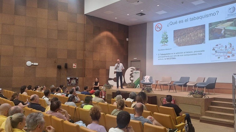 El Hospital Macarena de Sevilla alerta sobre el peligro de los cigarrillos electrónicos y vapers entre los jóvenes