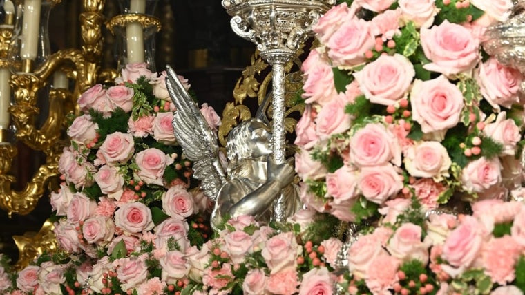 Detalle del exorno floral del paso