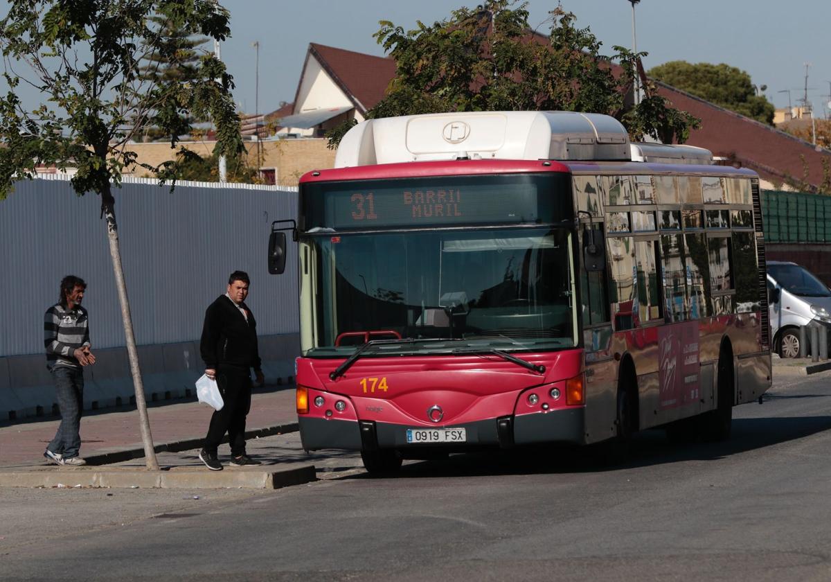 Tussam cambia el recorrido para tres líneas de autobuses desde hoy: recuperan sus anteriores paradas