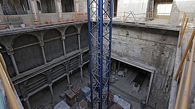 Imagen antes - El patio del futuro hotel antes y después de las obras