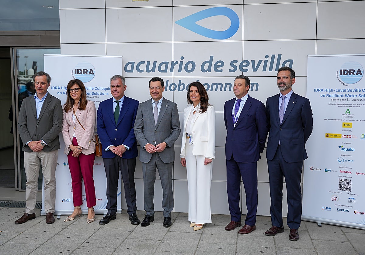Representantes de distintas instituciones en el acto, al que han acudido el presidente de la Junta de Andalucía, Juanma Moreno, y José Luis Sanz, alcalde de Sevilla