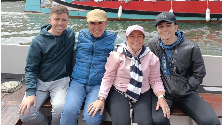 Francisco y Manuel con sus padres en una imagen tomada antes del trasplante
