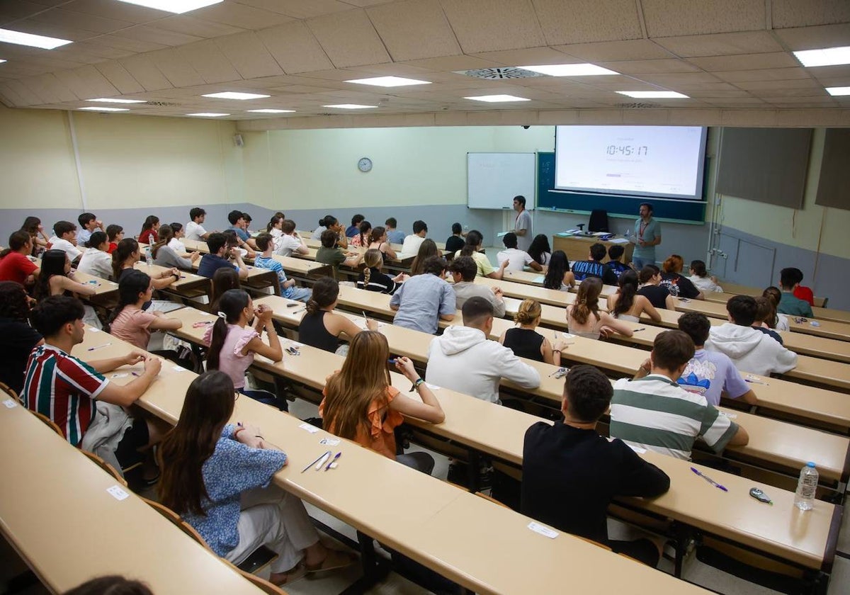 Alumnos realizando uno de los exámenes de Selectividad