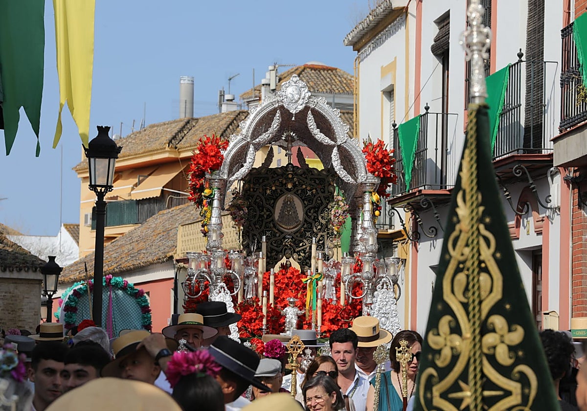 La carreta del Rocío de Gines recorriendo su pueblo
