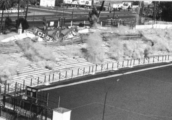 Imagen de la voladura controlada de las gradas del estadio en 1980 para la remodelación del Mundial 82