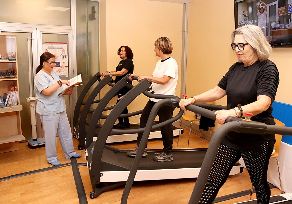 Gimnasia de rehabilitación cardiaca en el Virgen Macarena de Sevilla
