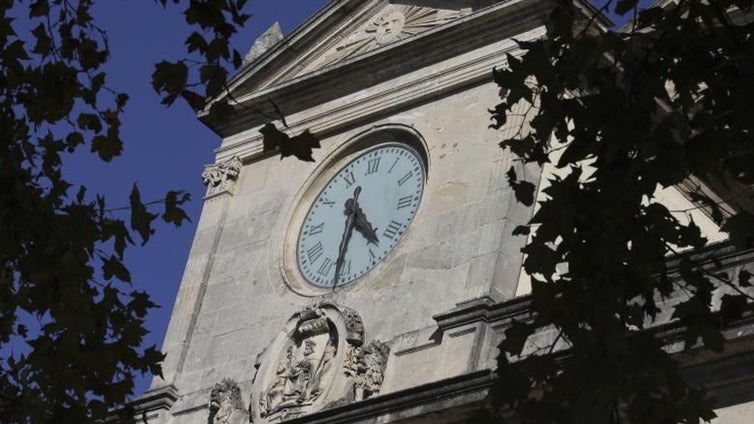Sevilla busca 'médico' para poner en hora los relojes municipales