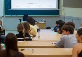 Alumnos en el examen de selectividad en la Facultad de Medicina de la Universidad de Sevilla