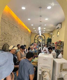 Imagen secundaria 2 - La climatización está obsoleta, la barra está saturada y no hay espacio suficiente en la terraza para albergar al número de turistas que la utilizan