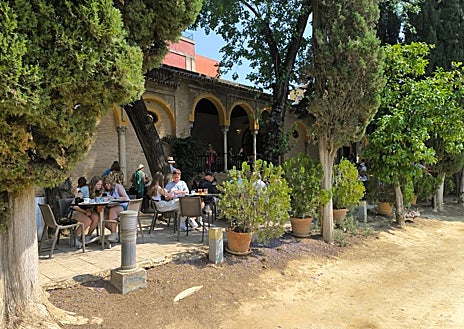 Imagen secundaria 1 - La climatización está obsoleta, la barra está saturada y no hay espacio suficiente en la terraza para albergar al número de turistas que la utilizan