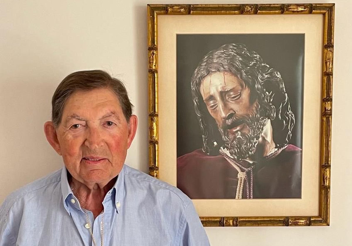 Mauricio Abad, ante un cuadro del Señor de Pasión