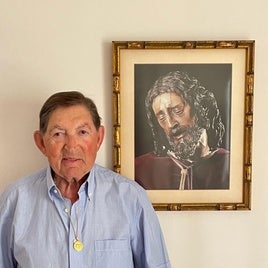 Mauricio Abad, ante un cuadro del Señor de Pasión