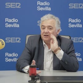 Antonio Yélamo, durante la entrevista, en el estudio Iñaki Gabilondo de Radio Sevilla