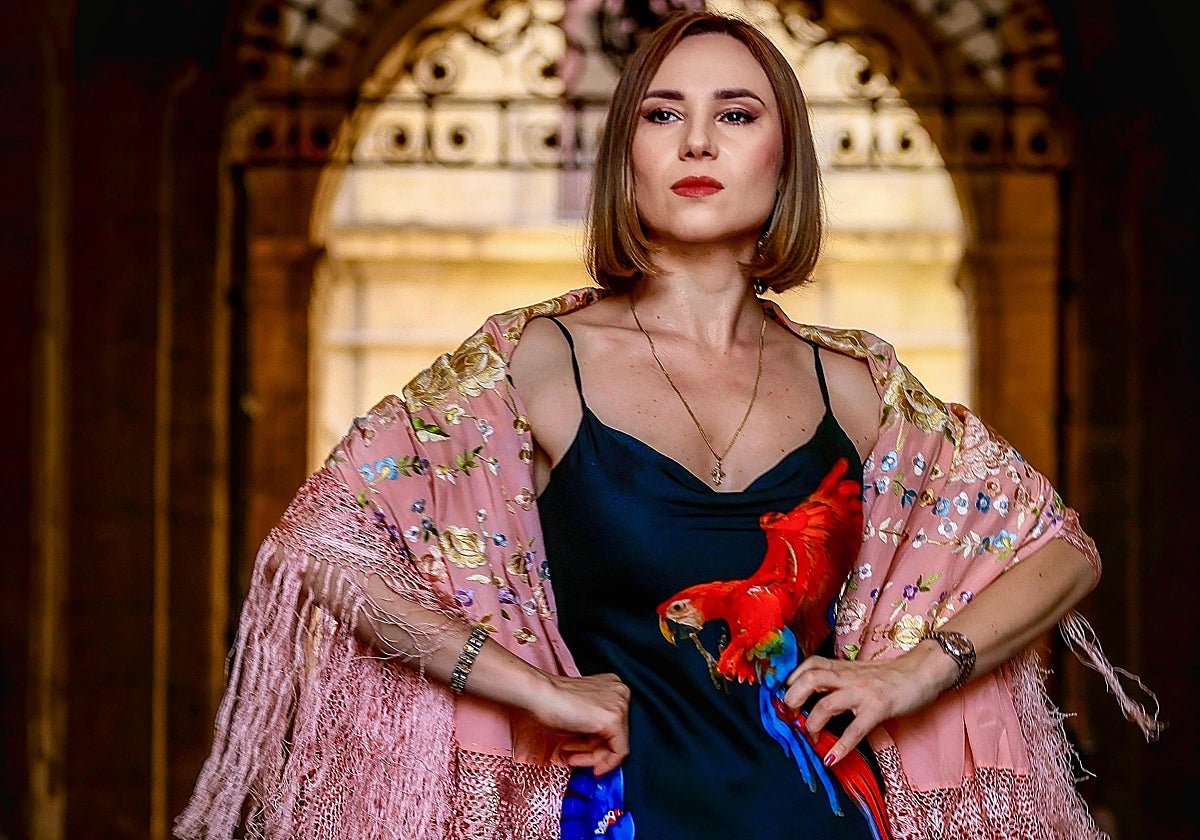 La mezzosoprano María Kataeva en la puerta de la antigua Fábrica de Tabacos, hoy Universidad de Sevilla
