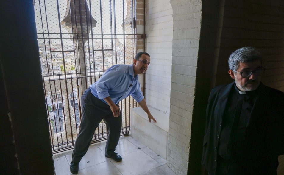 Imagen principal - El arquitecto y el delegado de Patrimonio del Cabildo explican a ABC cómo se han colocado los nuevos bancos y rejas en los balcones de la Giralda