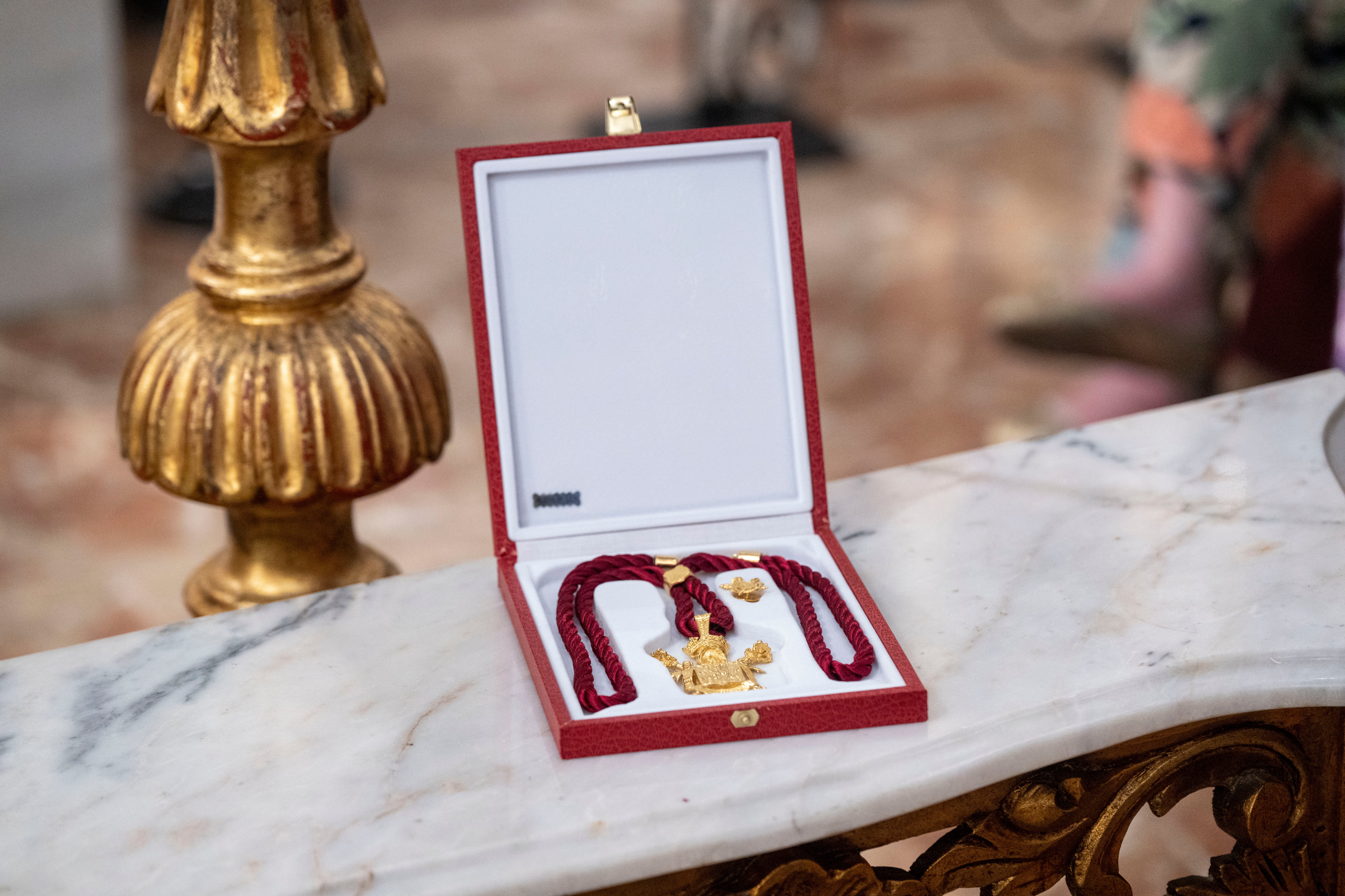 Imposición y bendición de la medalla de la ciudad a la Virgen del Rocío