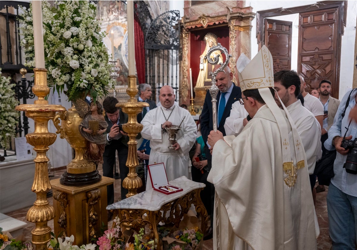 Imposión de la réplica de la medalla de la ciudad a la Virgen del Rocío