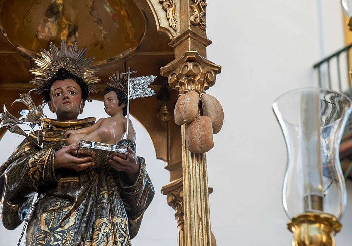 Detalle de la imagen de San Antonio de Padua que procesiona cada 13 de junio desde la calle San Vicente