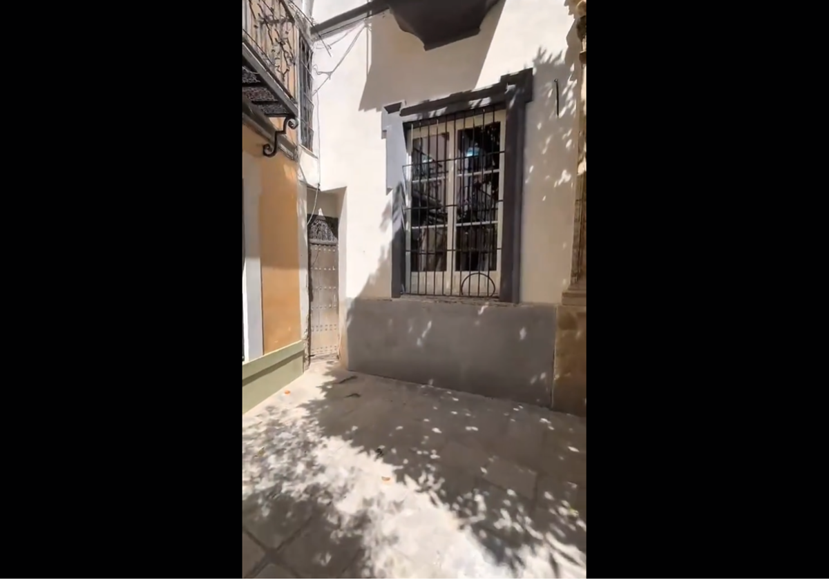 Puerta que da acceso a la casa más estrecha de Sevilla