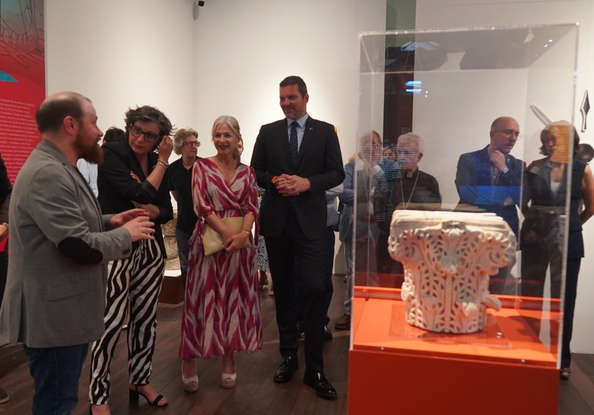 La consejera de Cultura, Patricia del Pozo, junto a un capitel procedente de Medina Azahara