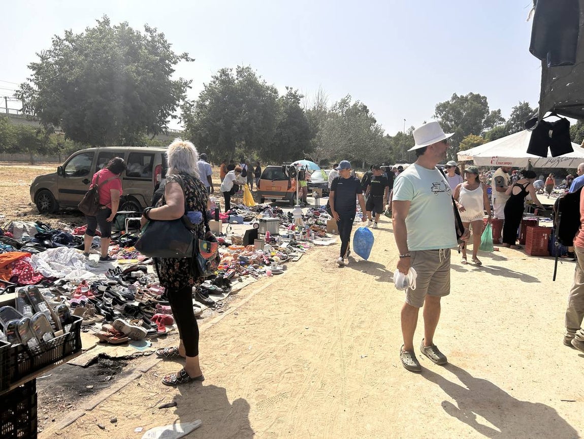 El mercadillo de los domingos en Su Eminencia es un ejemplo de venta ilegal y sin control en la zona