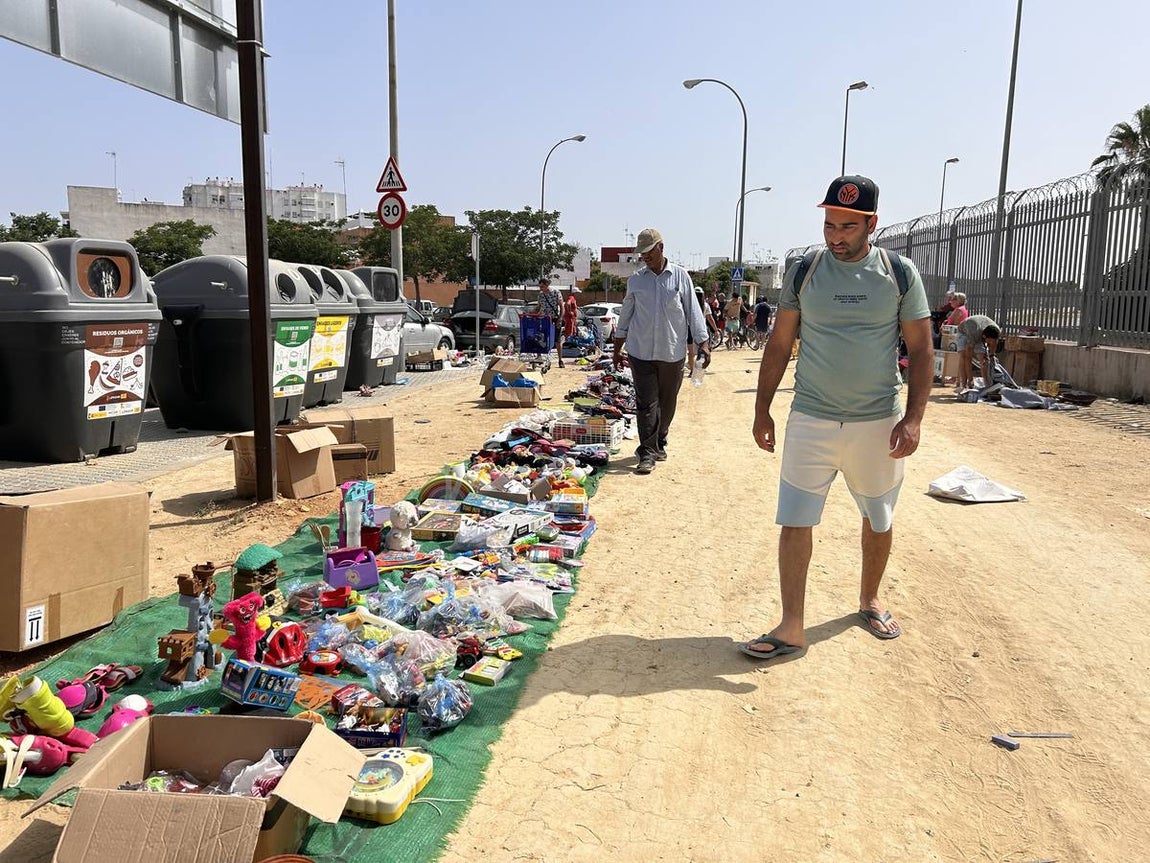 El mercadillo de los domingos en Su Eminencia es un ejemplo de venta ilegal y sin control en la zona