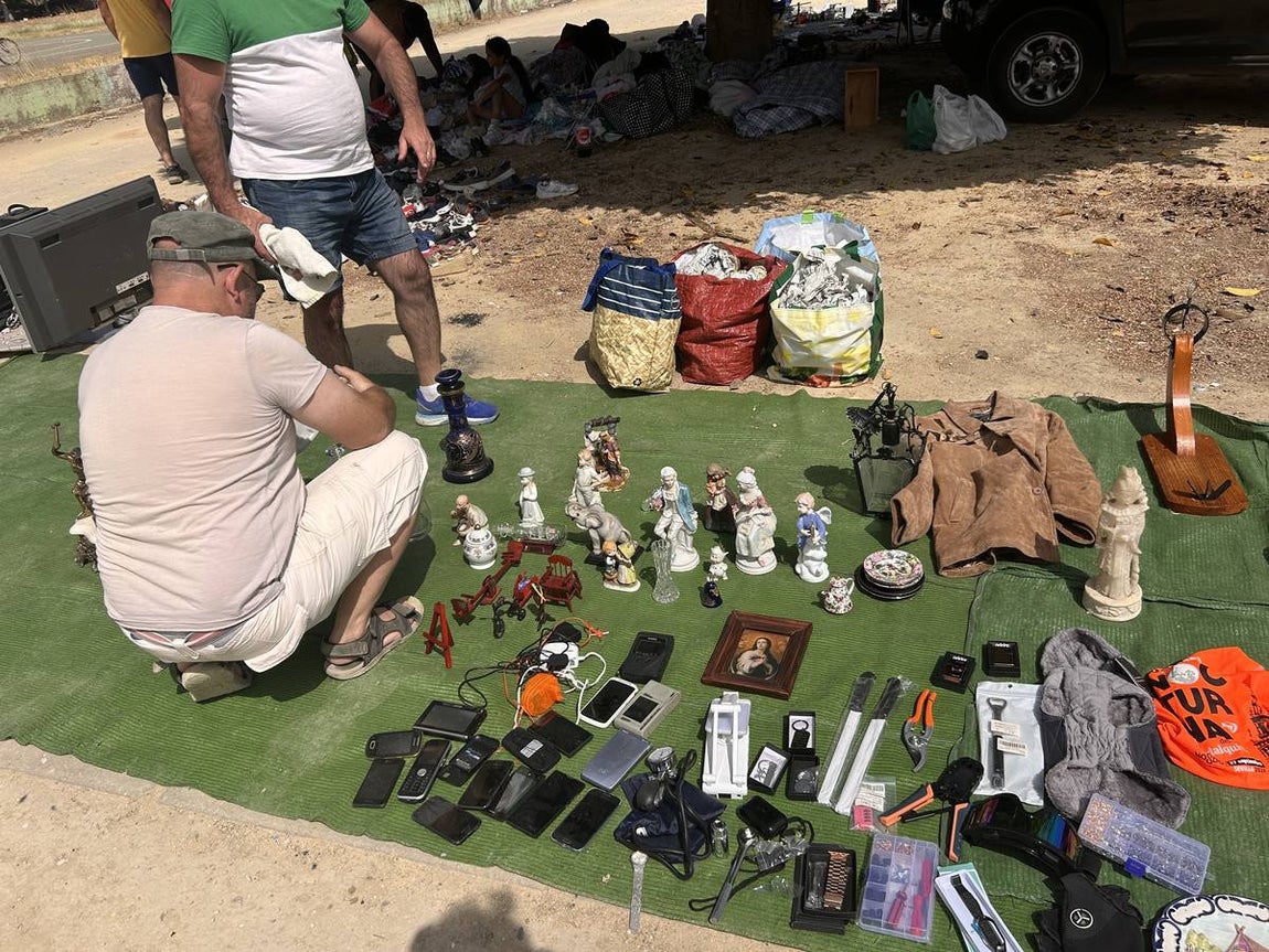 El mercadillo de los domingos en Su Eminencia es un ejemplo de venta ilegal y sin control en la zona