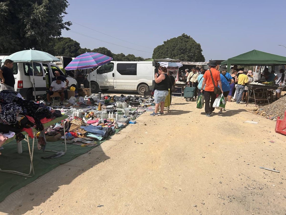 El mercadillo de los domingos en Su Eminencia es un ejemplo de venta ilegal y sin control en la zona