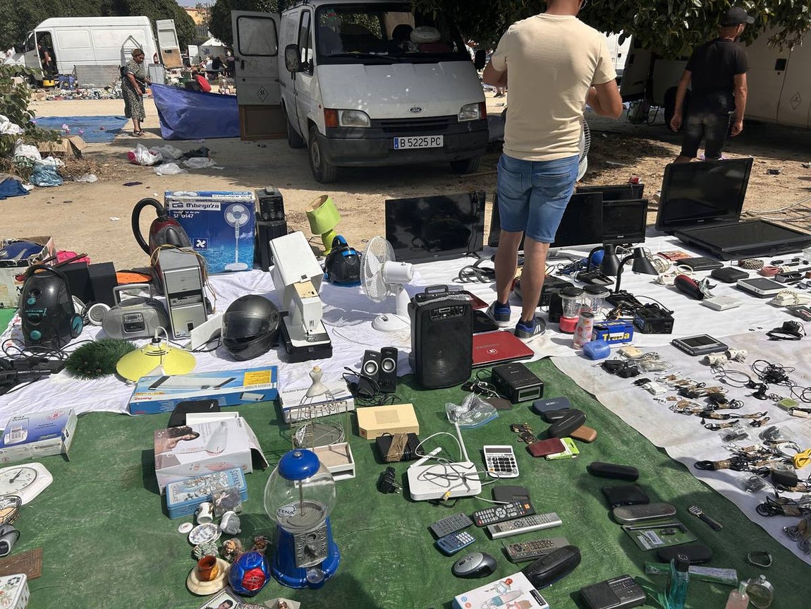 El mercadillo de los domingos en Su Eminencia es un ejemplo de venta ilegal y sin control en la zona