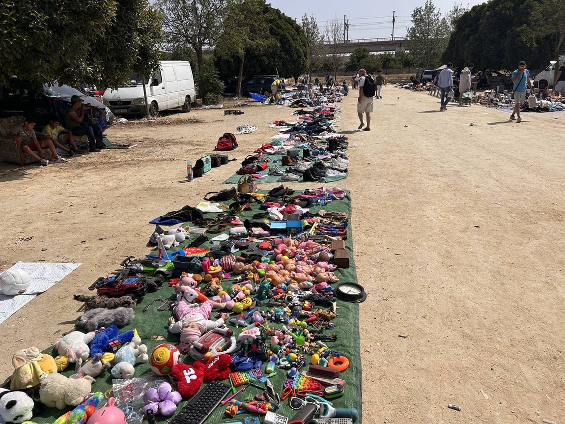 El mercadillo de los domingos en Su Eminencia es un ejemplo de venta ilegal y sin control en la zona