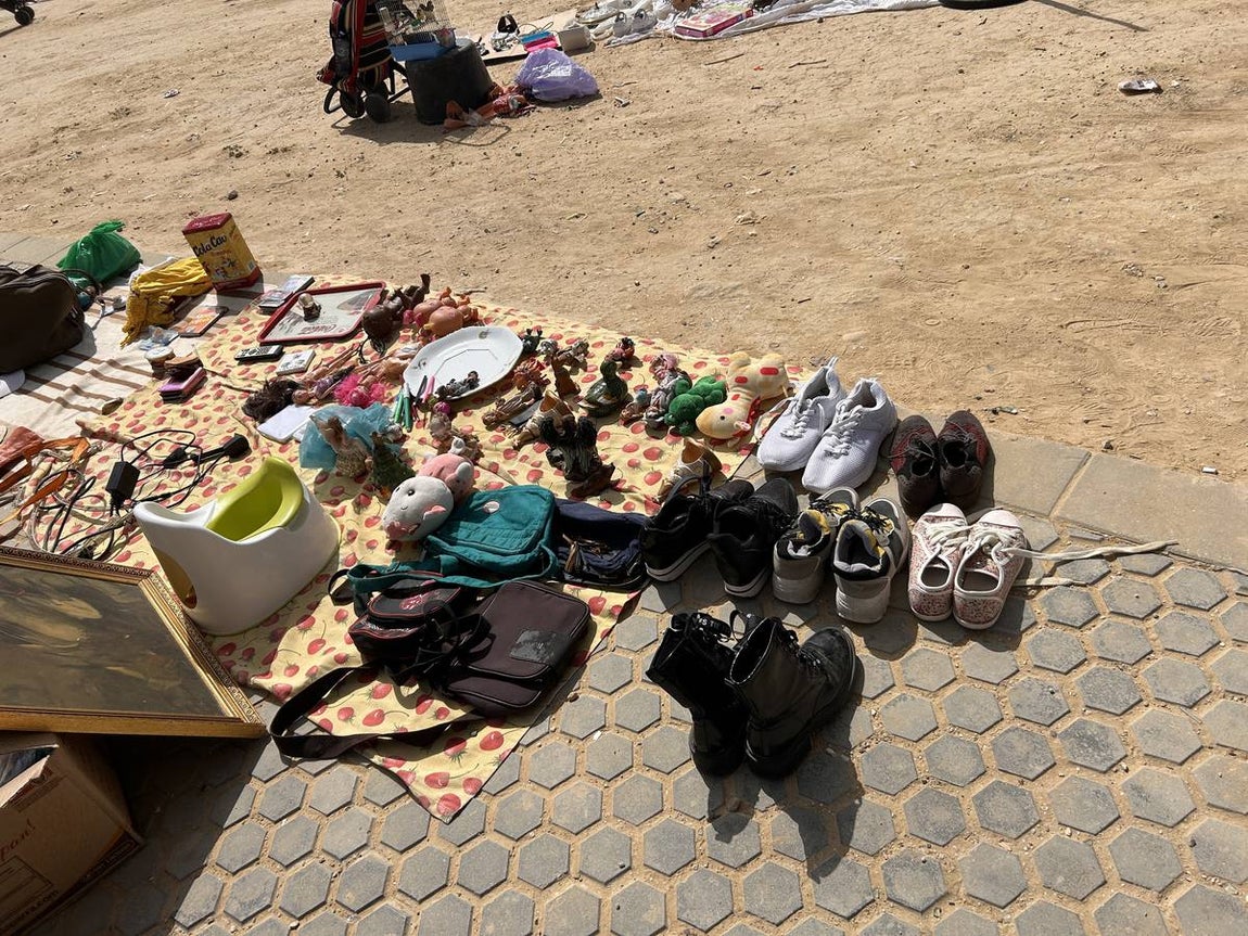 El mercadillo de los domingos en Su Eminencia es un ejemplo de venta ilegal y sin control en la zona