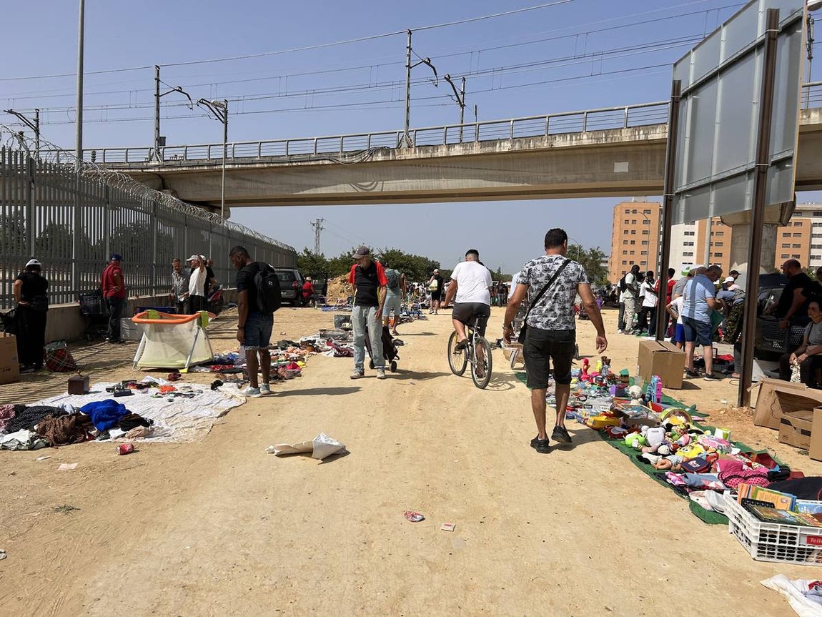 El mercadillo de los domingos en Su Eminencia es un ejemplo de venta ilegal y sin control en la zona