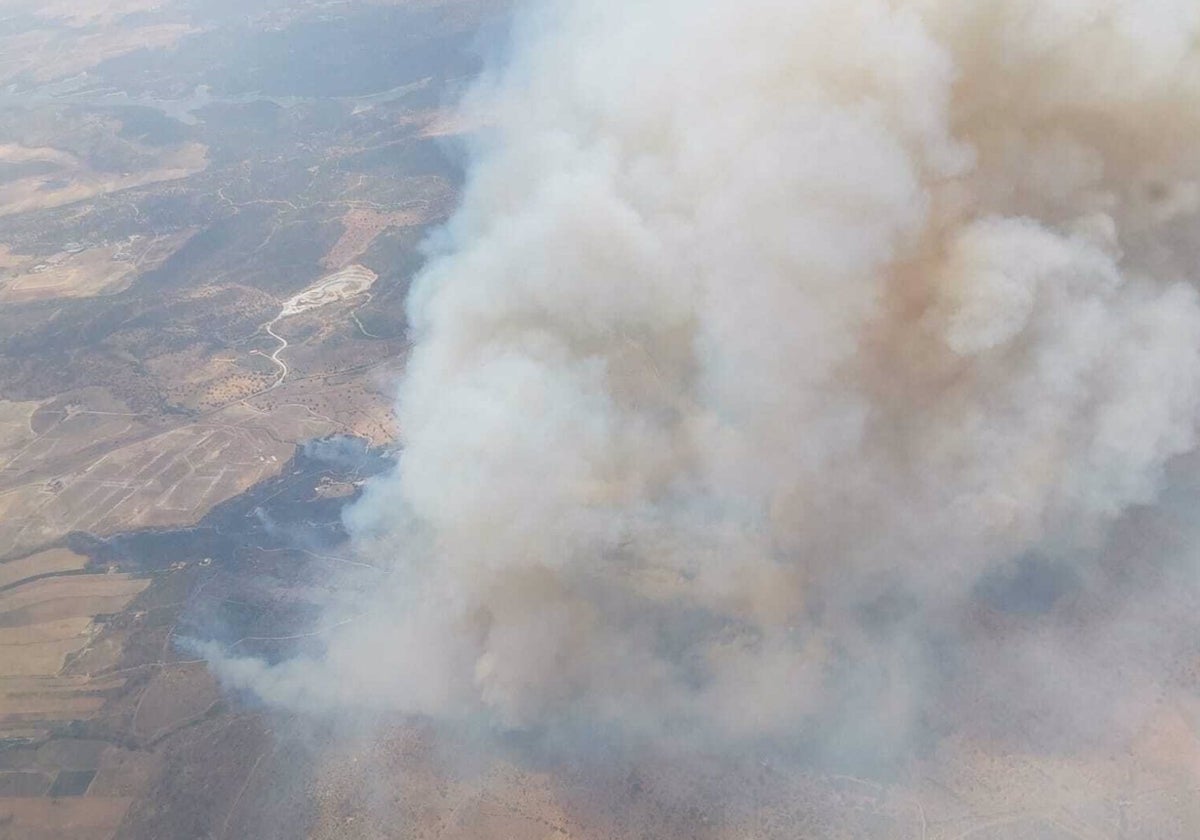 Imagen aérea del fuego en Burguillos