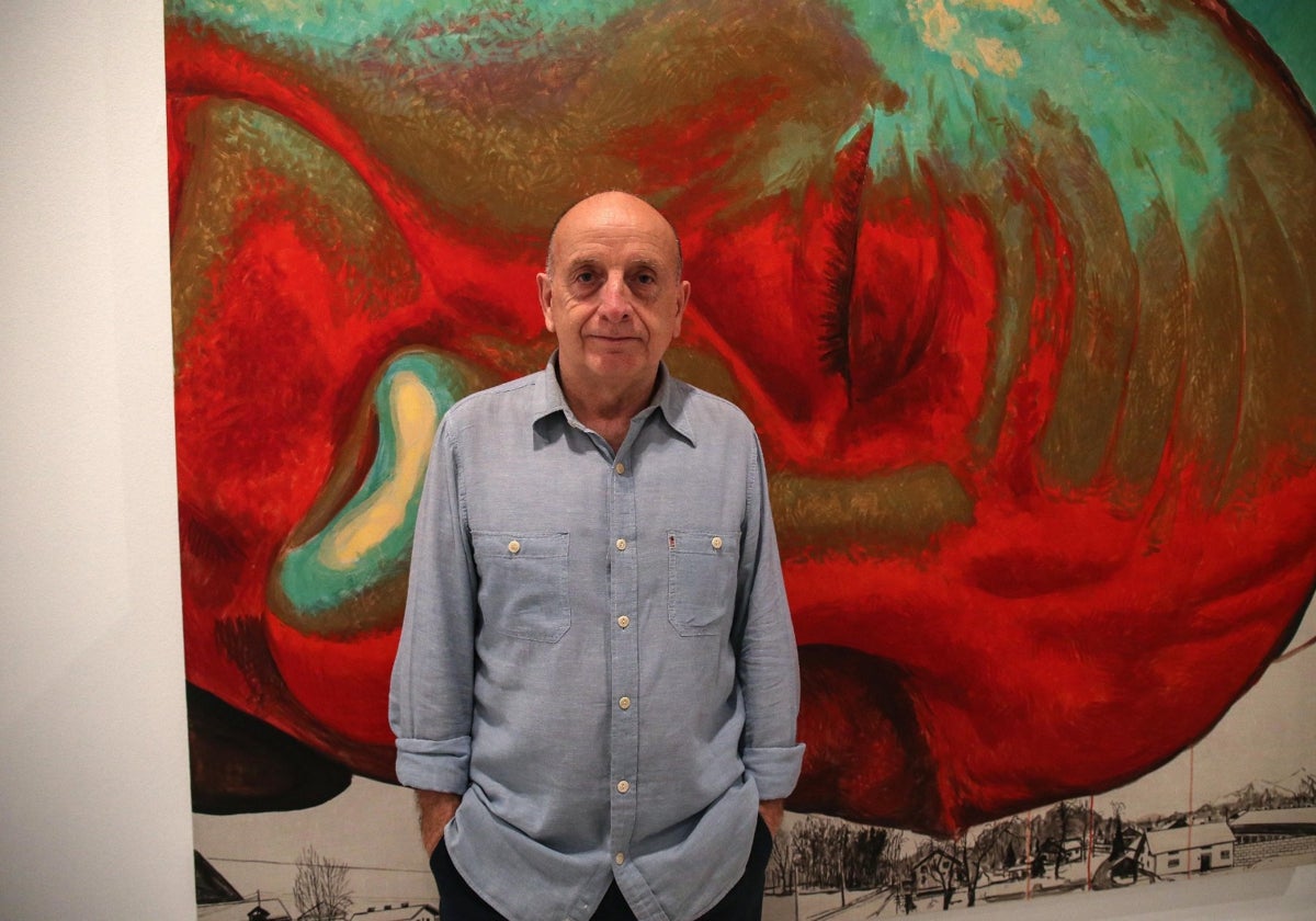 Curro González, ante una de las grandes obras de la exposición en el Espacio Santa Clara