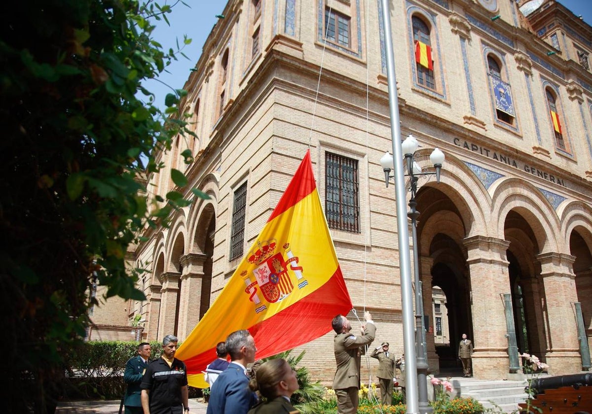 Izado de la Bandera Nacional en la celebración  del Día de las Fuerzas Armadas