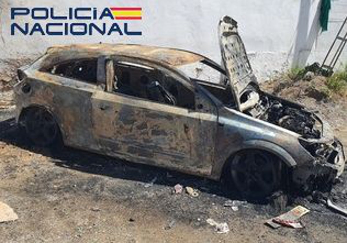Uno de los coches incendiados por el ahora detenido en Dos Hermanas