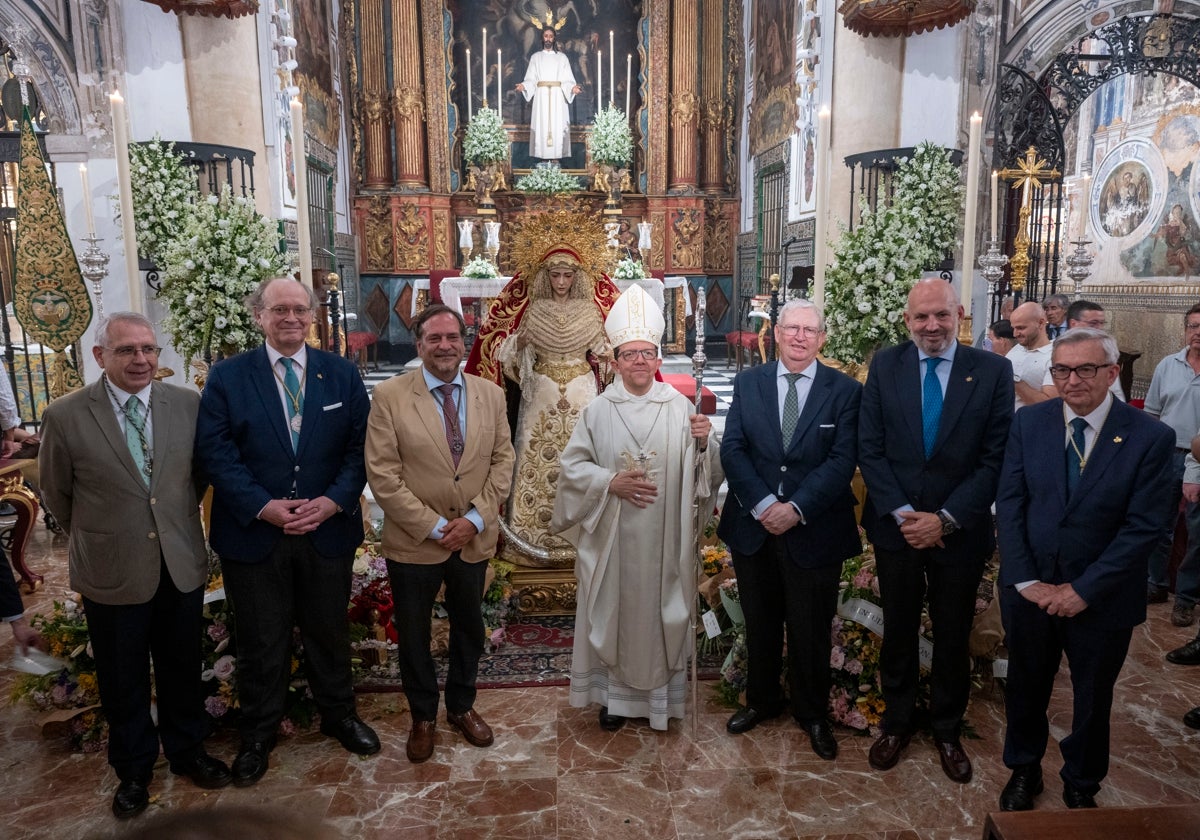 Entrega de la réplica de la medalla de la ciudad a la Virgen del Rocío