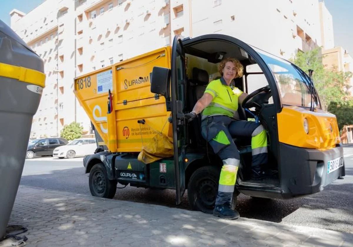 Imagen de archivo de una operaria de Lipasam en su vehículo de trabajo