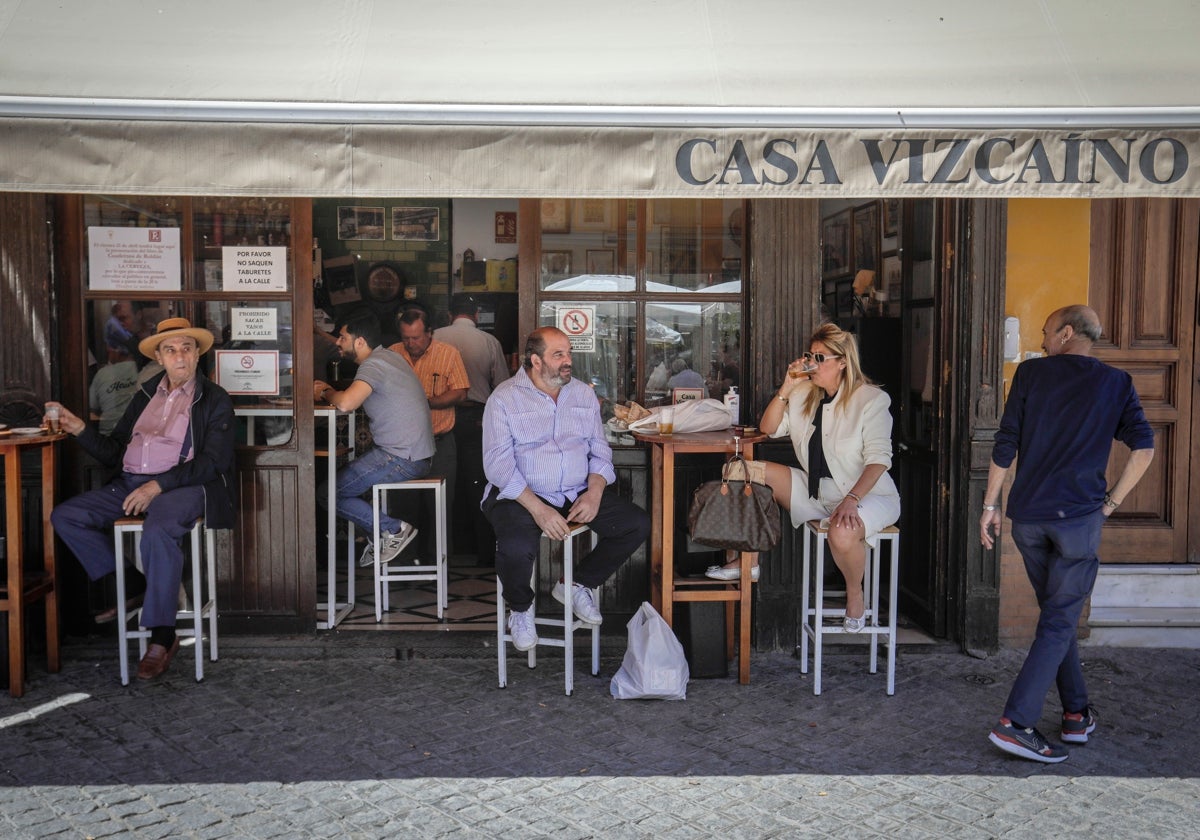 Histórica cervecería sevillana con clientes en la terraza