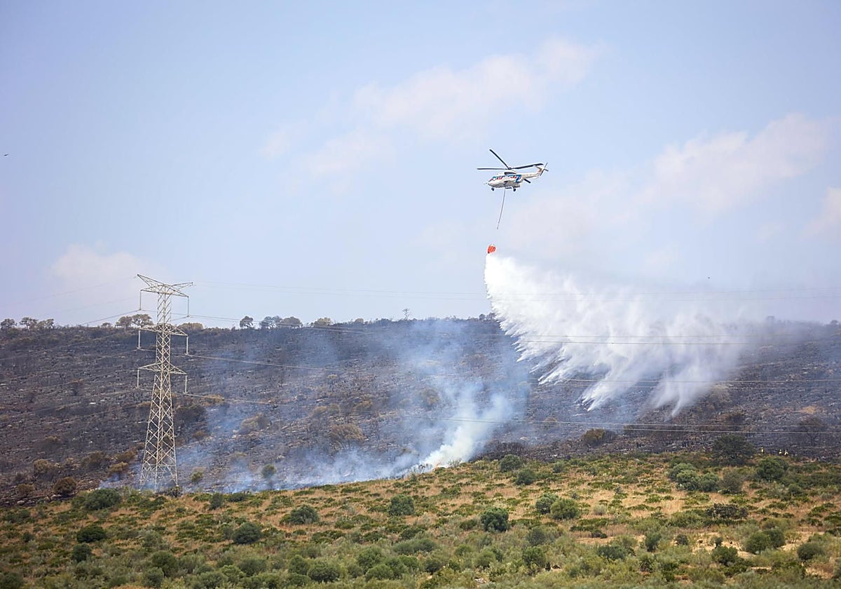 Efectivos continúan trabajando en sofocar el incendio de Burguillos