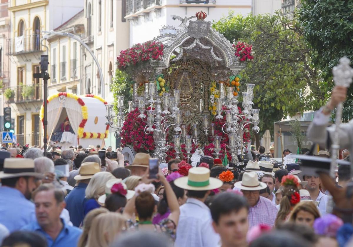 La hermandad del Rocío de Triana por las calles del barrio
