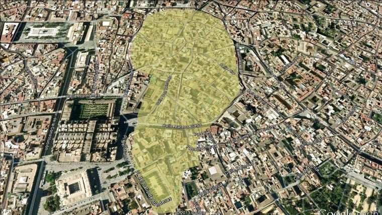 Perímetro aproximado de la isla o península primitiva que daría origen a Ispal. La actual calle Mármoles es el epicentro de ese promontorio fundacional que se eleva 14m sobre el nivel del mar