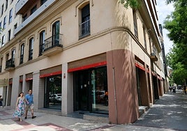 El Ayuntamiento precinta el Burger King de la Ronda de Capuchinos de Sevilla por las filtraciones de humo a los vecinos