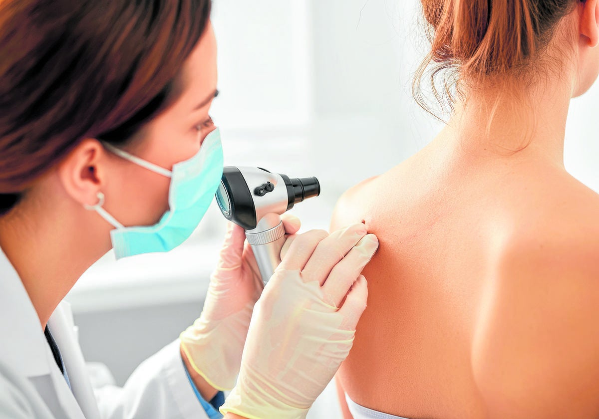Una dermatóloga examina a una paciente