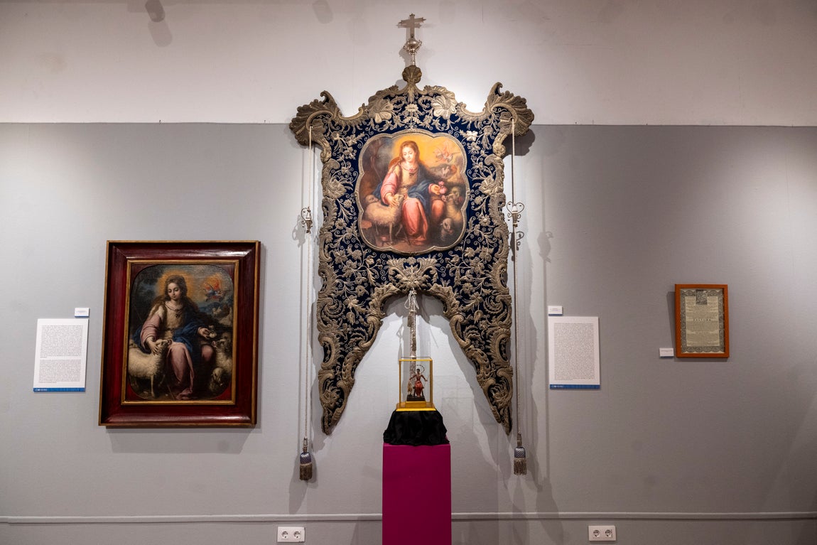 Exposición de la Pastora de Santa Marina en el Mercantil